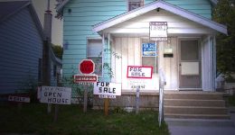 Signs to sell house.